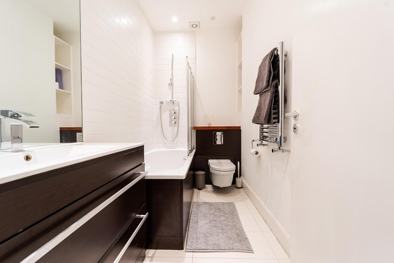 Spacious Apartment With A Balcony In Prime Location In Farringdon Londyn Zewnętrze zdjęcie