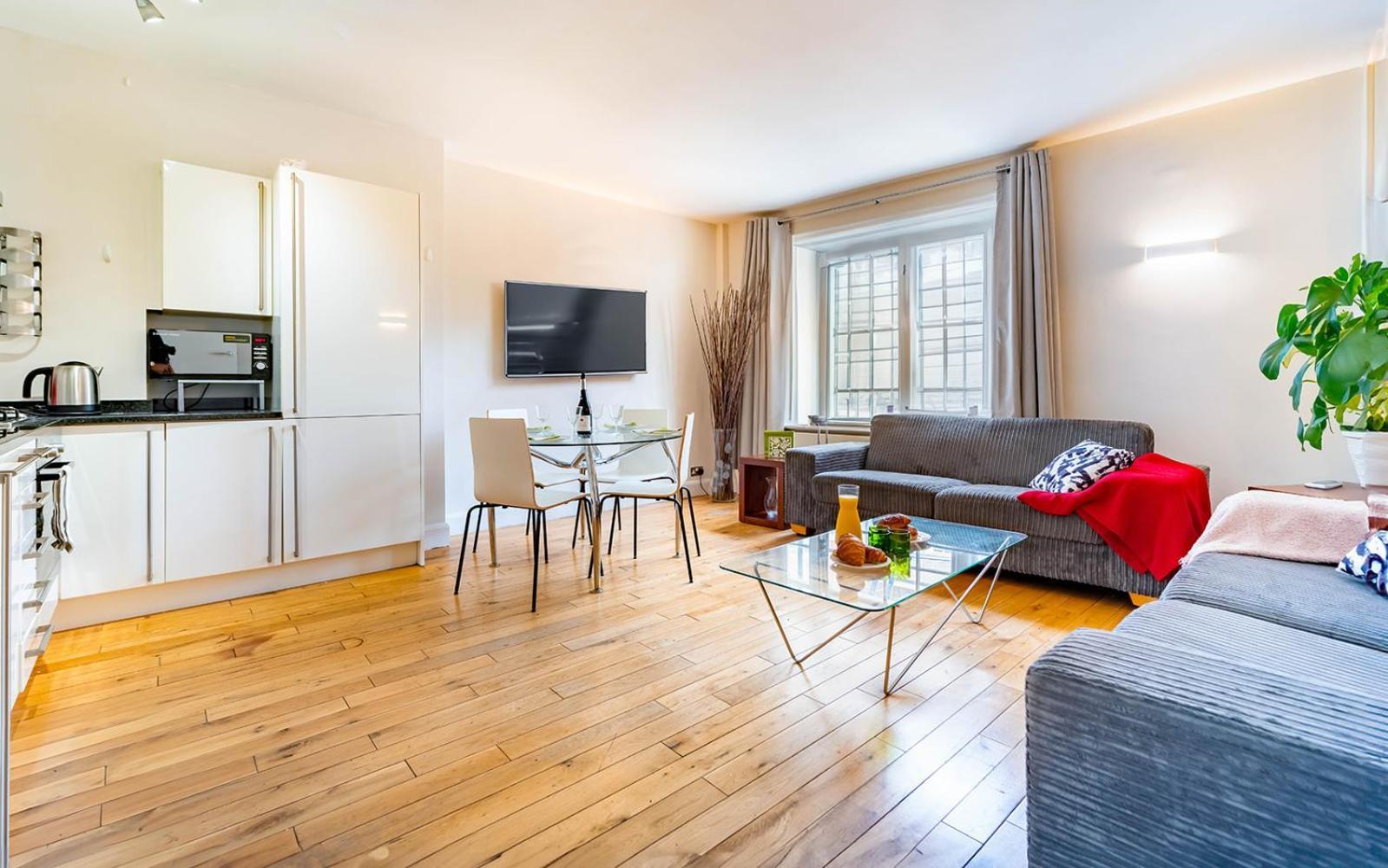 Spacious Apartment With A Balcony In Prime Location In Farringdon Londyn Zewnętrze zdjęcie