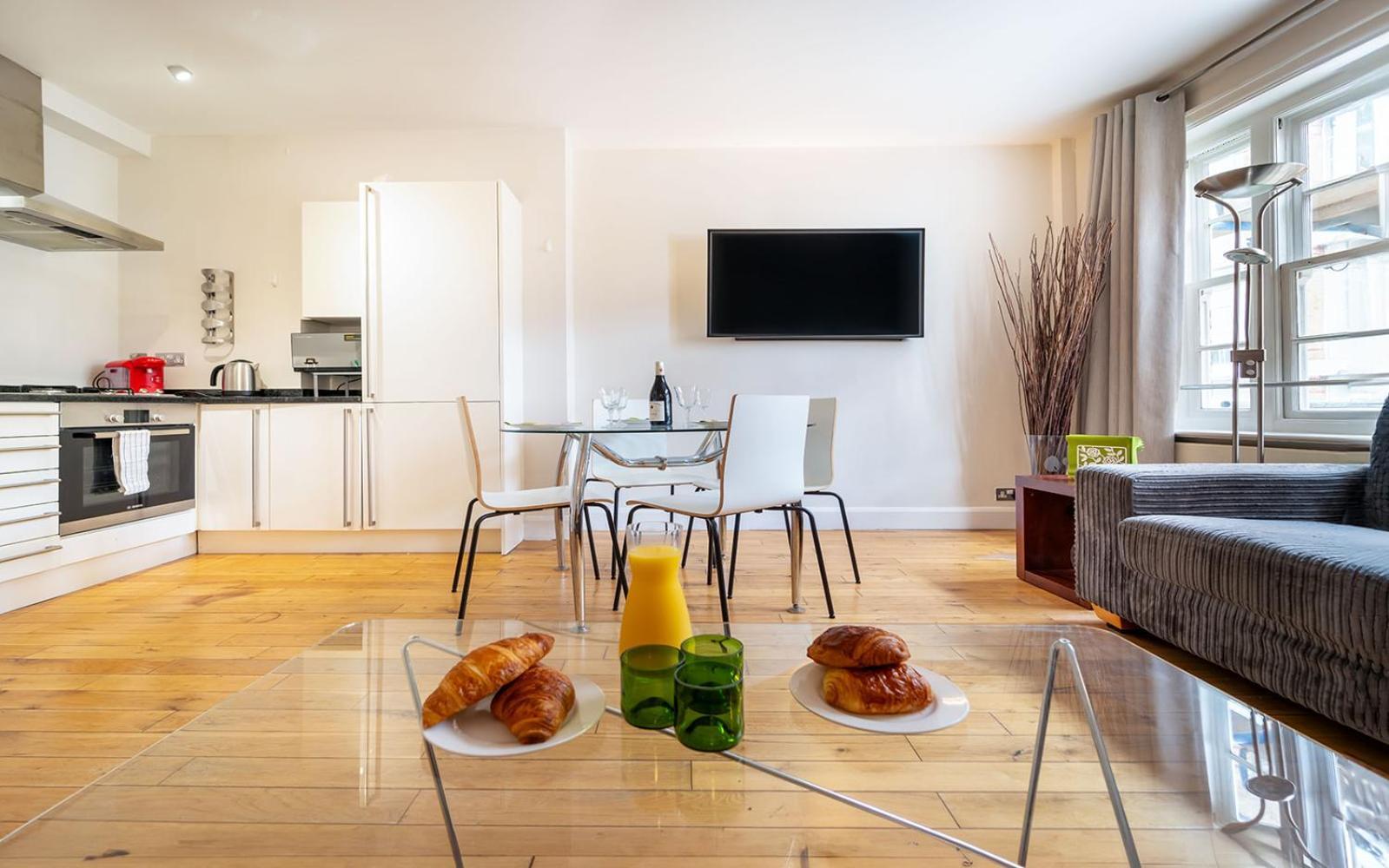 Spacious Apartment With A Balcony In Prime Location In Farringdon Londyn Zewnętrze zdjęcie
