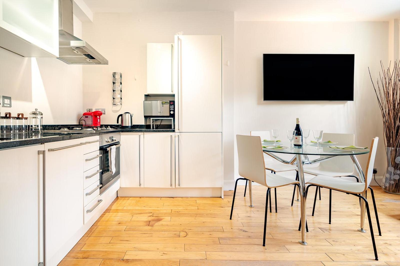 Spacious Apartment With A Balcony In Prime Location In Farringdon Londyn Zewnętrze zdjęcie