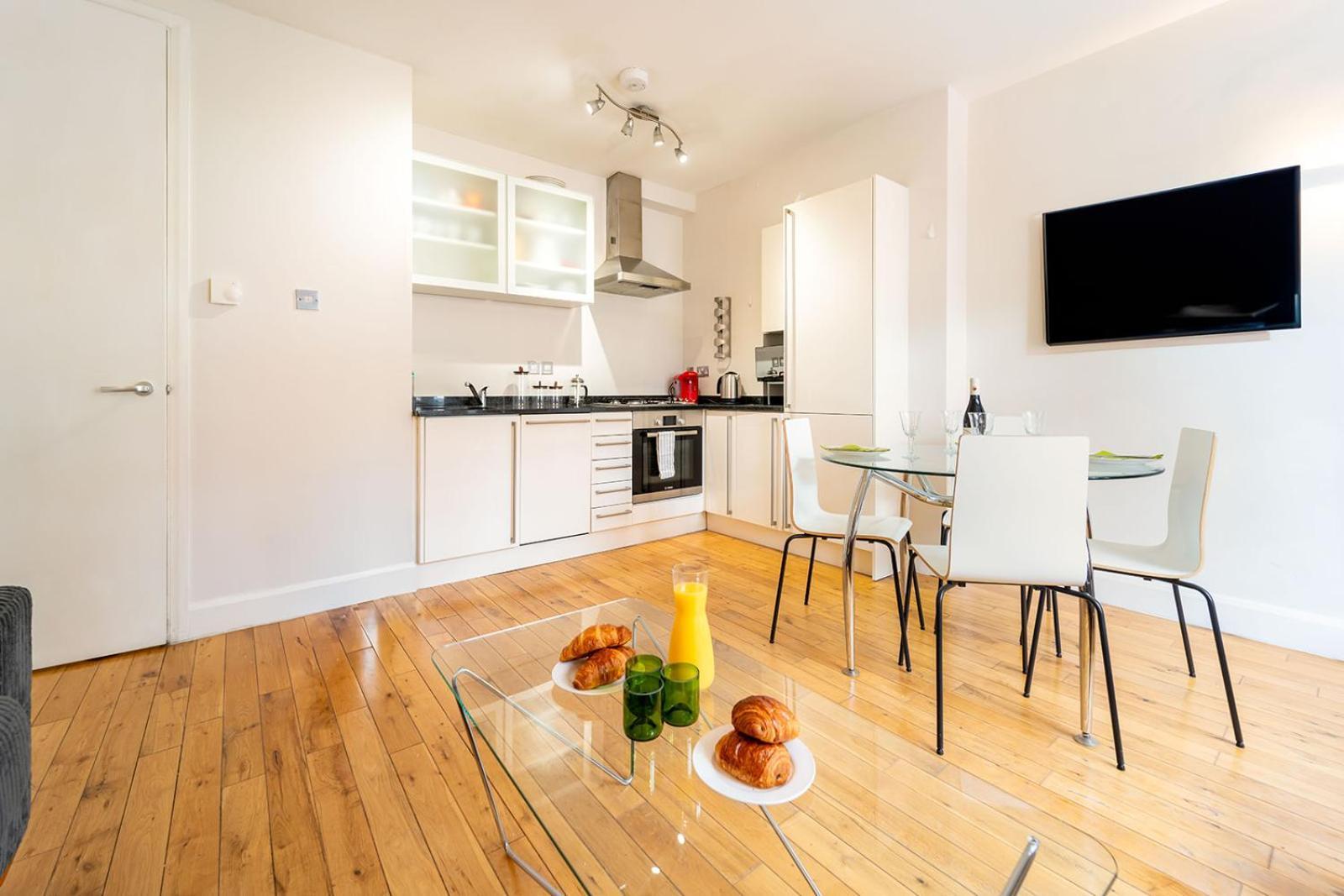 Spacious Apartment With A Balcony In Prime Location In Farringdon Londyn Zewnętrze zdjęcie