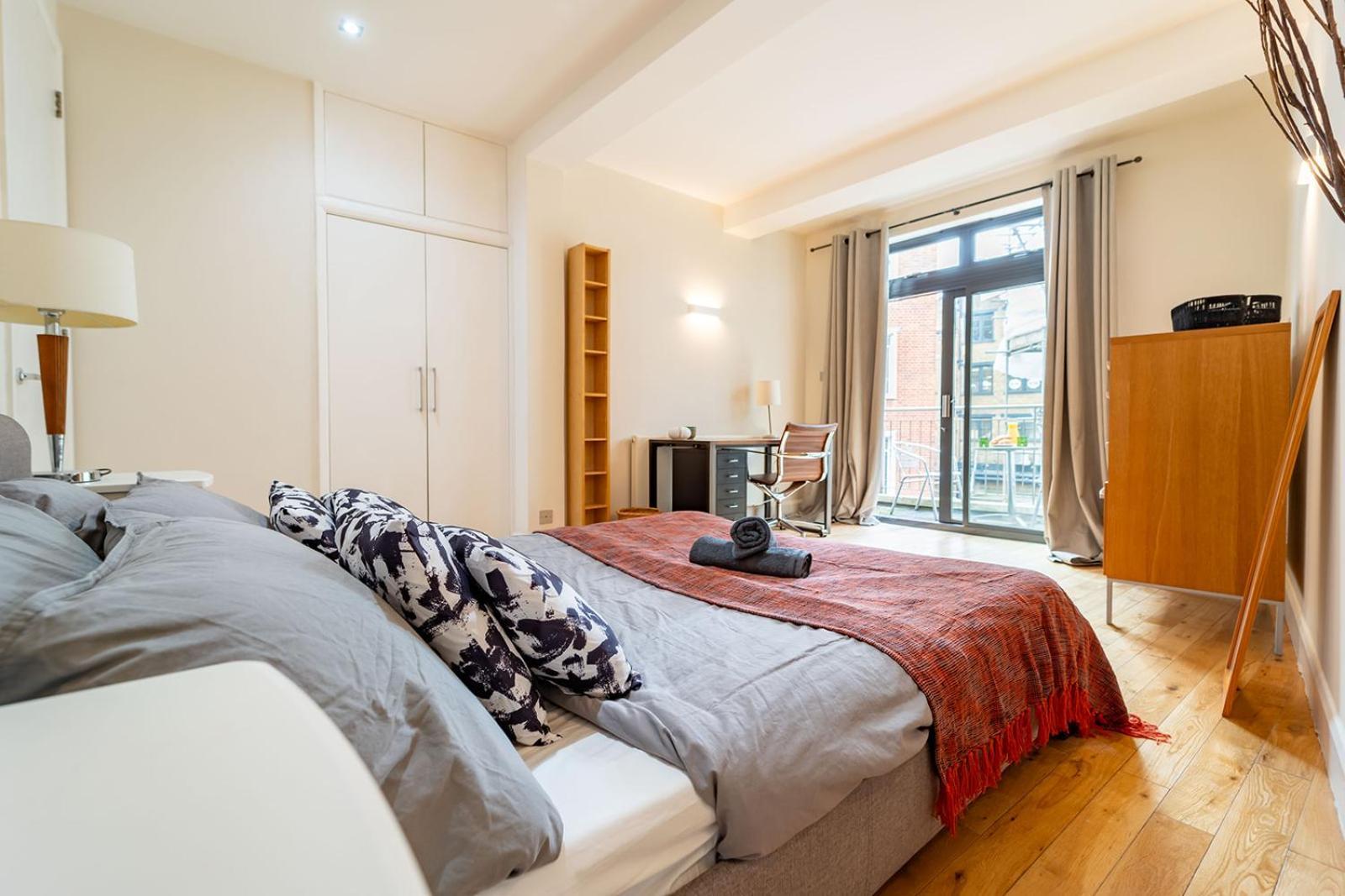 Spacious Apartment With A Balcony In Prime Location In Farringdon Londyn Zewnętrze zdjęcie