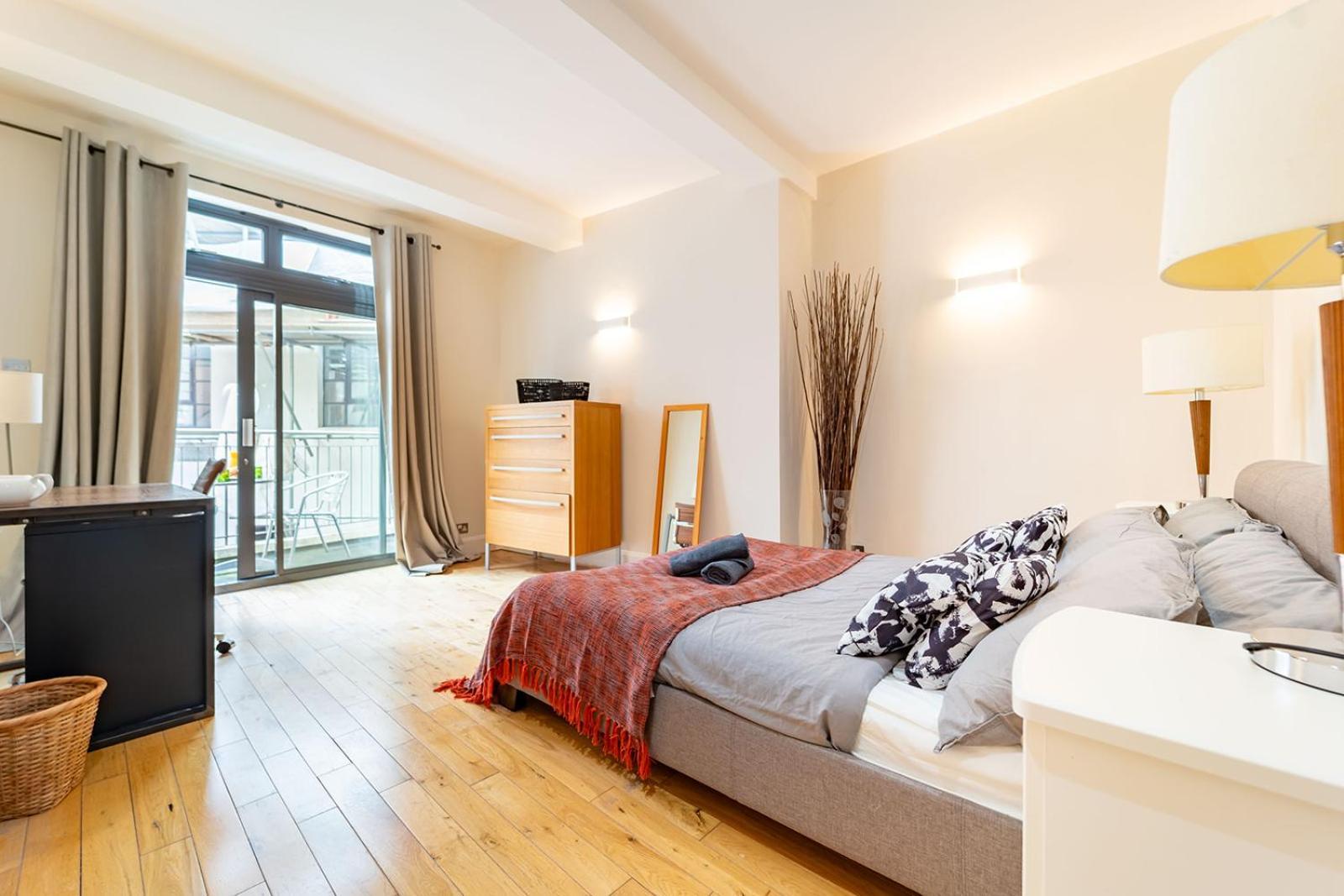 Spacious Apartment With A Balcony In Prime Location In Farringdon Londyn Zewnętrze zdjęcie