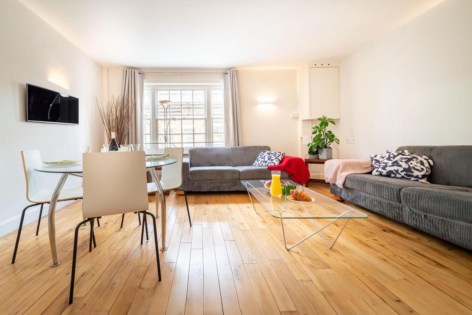Spacious Apartment With A Balcony In Prime Location In Farringdon Londyn Zewnętrze zdjęcie