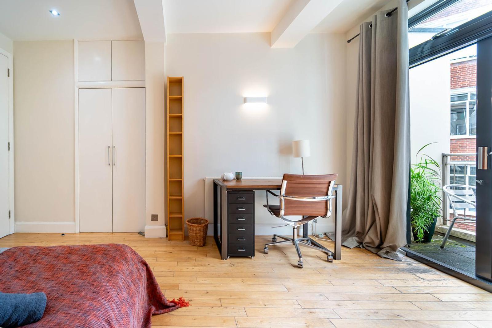Spacious Apartment With A Balcony In Prime Location In Farringdon Londyn Zewnętrze zdjęcie