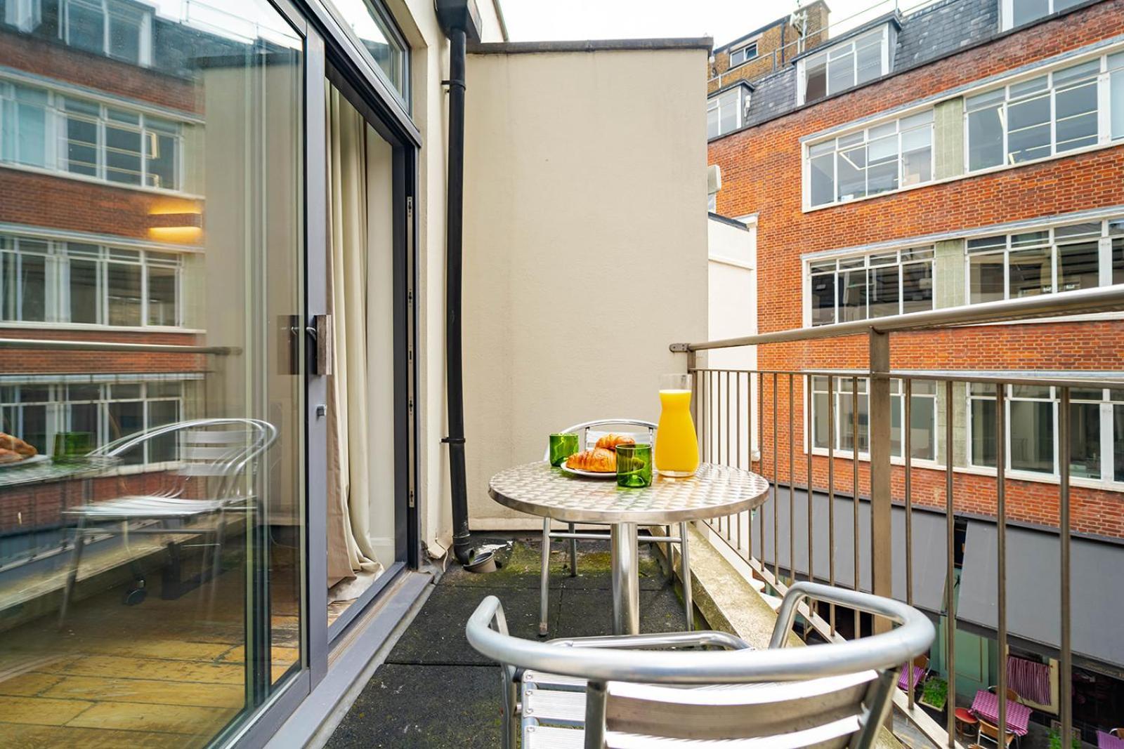 Spacious Apartment With A Balcony In Prime Location In Farringdon Londyn Zewnętrze zdjęcie