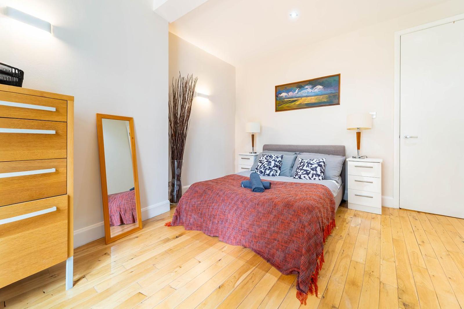 Spacious Apartment With A Balcony In Prime Location In Farringdon Londyn Zewnętrze zdjęcie