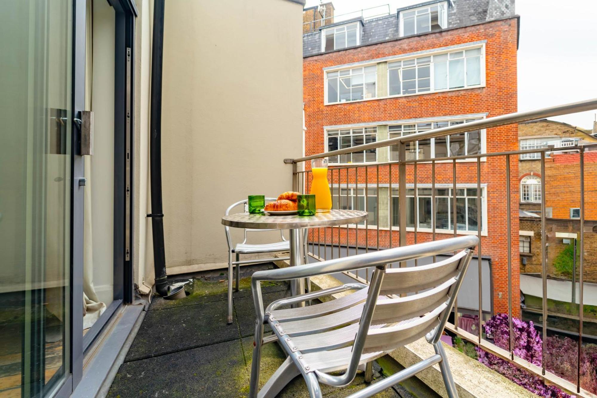 Spacious Apartment With A Balcony In Prime Location In Farringdon Londyn Zewnętrze zdjęcie